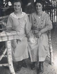 Anna Eisebraun mit Freundin im Garten bei Rüdt in Rudersberg