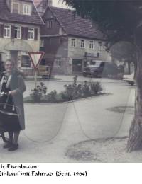 Anna Strotbek, geb. Eisebraun um 1964 mit dem Fahrad unterwegs im Flecken